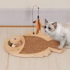RASCADOR EN FORMA DE PEZ CON BOLITA DE CATNIP